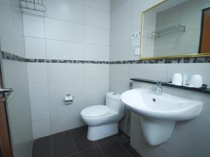 米里Super OYO 985 Hotel Nur的白色的浴室设有卫生间和水槽。