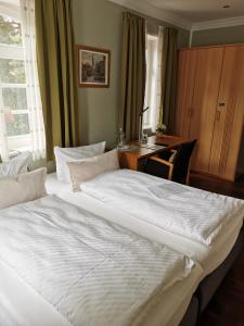 帕彭堡Stoevchen Café Hotel的酒店客房配有一张床、一张书桌
