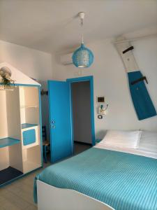 玛格丽塔萨沃亚ControVento Rooms的一间卧室设有蓝色的床和蓝色的门