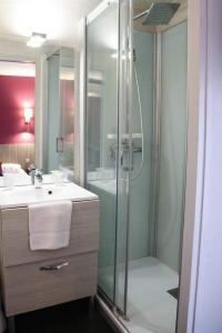 拉沙特尔HOTEL DU COMMERCE的带淋浴、盥洗盆和卫生间的浴室