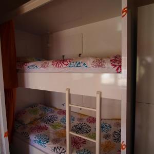 埃斯基谢希尔Deeps Hostel Eskişehir的双层床间 - 带两张双层床