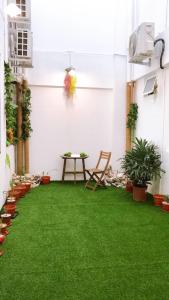 瓜拉丁加奴Alexis KT Roomstay的一个带绿草和桌子的庭院