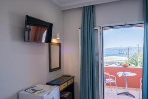PetritíChristina Beachfront Rooms By Hotelius的客房设有阳台景窗户。