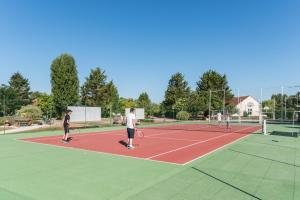Poilly-lez-GienMobil Home XXL2 4 chambres - Camping Les Bois du Bardelet的一群人在网球场打网球