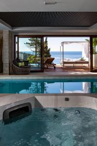 杜布罗夫尼克Villa T Dubrovnik - Wellness and Spa Luxury Villa with spectacular Old Town view的海景别墅内的游泳池