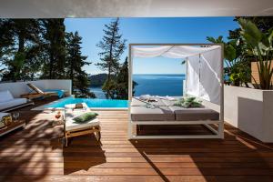杜布罗夫尼克Villa T Dubrovnik - Wellness and Spa Luxury Villa with spectacular Old Town view的一间卧室设有一张床和一个游泳池
