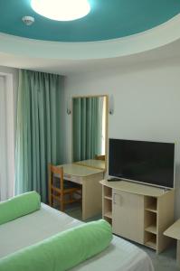 斯塔纳德瓦勒Hotel Iadolina的酒店客房设有两张床和一台平面电视。