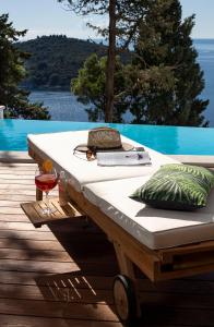 Villa T Dubrovnik - Wellness and Spa Luxury Villa with spectacular Old Town view内部或周边的泳池