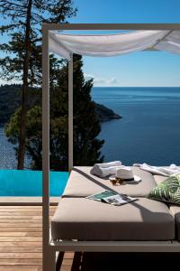 杜布罗夫尼克Villa T Dubrovnik - Wellness and Spa Luxury Villa with spectacular Old Town view的海景甲板上的一张床位