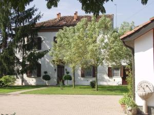 亚历山德里亚B&B Casa Manuelli的前面有树木的白色房子