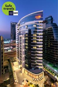 迪拜迪拜杜斯特D2肯兹酒店 的一座大建筑的侧面有标志