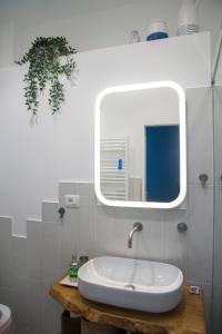 萨莱诺Riflessi DaMare Room & Apartment的一间带水槽和镜子的浴室