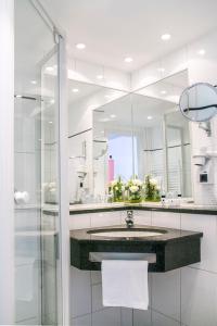 梅青根斯塔斯酒店的一间带水槽和镜子的浴室