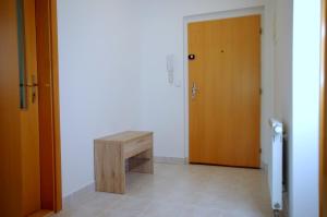 布拉格apartment golden Prague的走廊上设有木凳和门