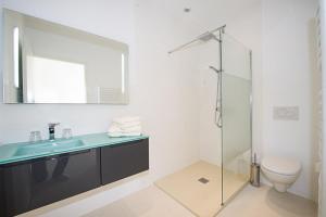 邦多勒莱斯瑞思谭科斯旅馆的一间带水槽、卫生间和镜子的浴室