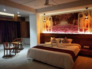 Hotel The Grand Piano - Best Business Hotel in Patan客房内的一张或多张床位