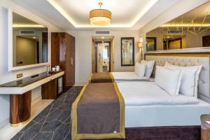 伊斯坦布尔Beethoven Senfoni Hotel的酒店客房的两张床