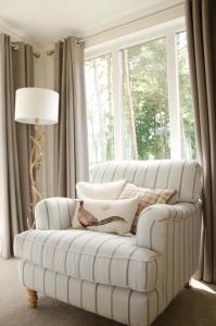 约克Hollicarrs - Woodland Lodge的客厅设有白色沙发,配有窗户