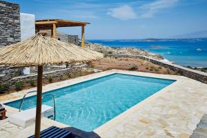 Acron Villas Paros内部或周边的泳池