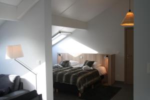 胡法利兹Le Refuge d'Engreux的一间卧室配有一张床和一个沙发