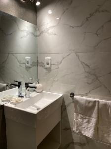 MariscalaGrand Hotel Mariscala的白色的浴室设有水槽和镜子