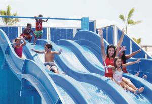 普拉亚布兰卡Riu Playa Blanca - All Inclusive的一群儿童在水上公园的水滑梯上