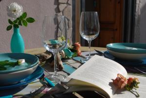 卡波利韦里Nido Gagà的一张桌子,上面有盘子和眼镜,上面有书
