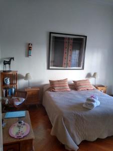 布宜诺斯艾利斯阿里巴大街住宿加早餐酒店的一间卧室配有一张床、一张桌子和一面镜子