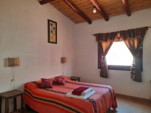 普尔马马尔卡La Posada de la Calandria的一间卧室设有一张床和一个窗口