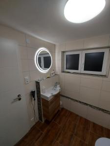 里登瑞奇Lavendel Apartment的一间带水槽和镜子的浴室