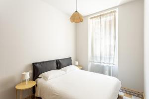 OrinoLa Posteria by iCasamia的卧室配有白色的床和窗户。