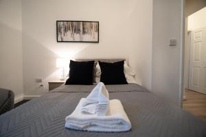 纽波特Corpa Retreat的一间卧室配有带毛巾的床