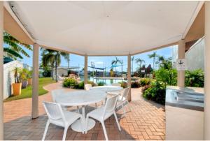 汤斯维尔Discovery Parks - Townsville的砖砌庭院内带桌椅的庭院