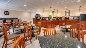Atlanta皮尼伍兹贝斯特韦斯特酒店的一间带桌椅的餐厅和一间厨房