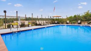 Atlanta皮尼伍兹贝斯特韦斯特酒店的一个带椅子和遮阳伞的大型蓝色游泳池