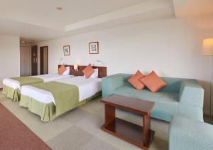 名户冲绳余家弗酒店的酒店客房,设有两张床和一张沙发