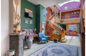 昆卡Selina Cuenca的一个带楼梯和蓝椅的家庭办公室