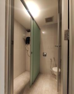 阿罗士打唐多普酒店的一间带卫生间和绿门的浴室