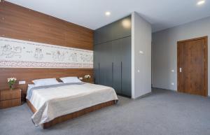 西格纳吉Hotel History • სასტუმრო ისტორია的一间卧室设有一张大床和木墙