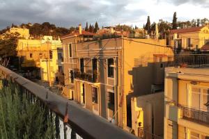 雅典Unique - Spacious Studio with rooftop / Thissio的享有黄色建筑的城市美景