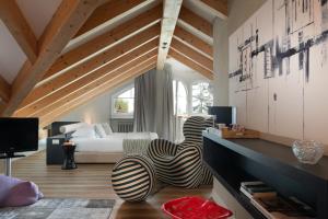 费德拉帕加内拉爱鲁波健康体育全景酒店的一间带一张床的卧室和一间带木制天花板的房间