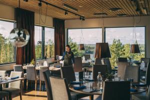 西格图拉霍登酒店与会议中心餐厅或其他用餐的地方