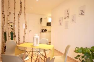 卡塞尔Modernes Loft-Apartment im Herz von Kassel mit Netflix的用餐室配有黄色的桌子和椅子