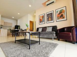 普崇Skypod Residence Puchong的客厅配有沙发和桌子