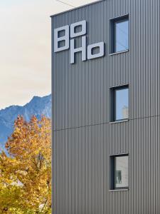 布克斯BoHo by Maier - kontaktloser Check-In的建筑的侧面有标志