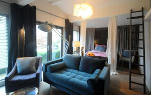 切尔滕纳姆The Cabin的客厅配有蓝色的沙发和床。