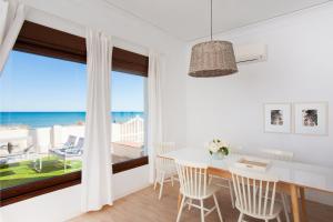 德尼亚Mi Casita 29的一间设有桌子的海景用餐室