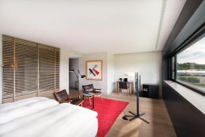 潘普洛纳Eurostars Pamplona的一间卧室设有一张床和一个大窗户