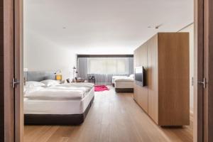 潘普洛纳Eurostars Pamplona的一间卧室配有一张床和一台电视。