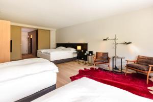 潘普洛纳Eurostars Pamplona的酒店客房带两张床和红色地毯